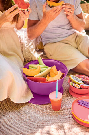 Tupperware Aloha Bowl 7.5L hübsch auf dem Tisch oder beim Picknick